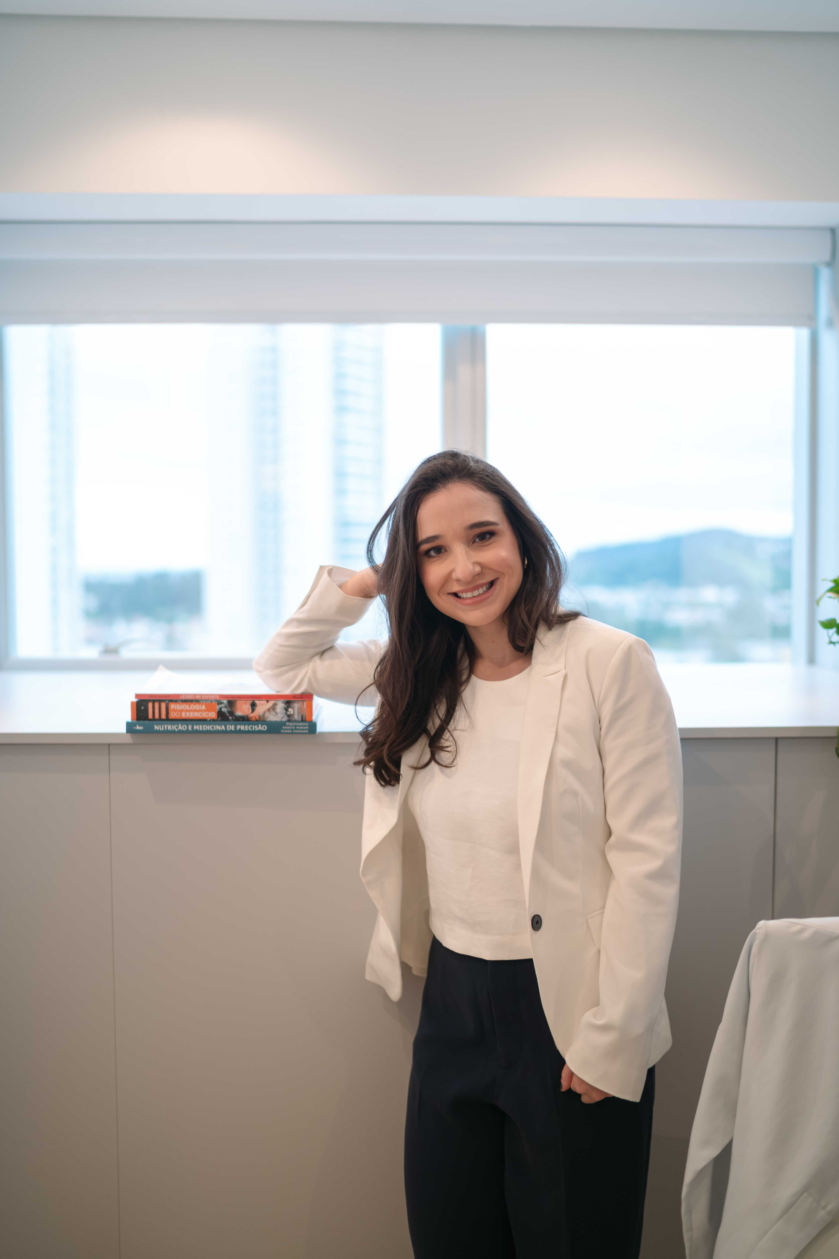 Retrato da Dra. Isabela Andrade em perfil